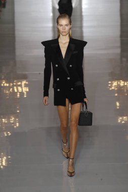 Paris, Fransa - 28 Eylül: Manken pist Balmain gösterisi sırasında Paris moda hafta kadın giyim ilkbahar/yaz 2019 kapsamında 28 Eylül 2018 Paris, Fransa'da yürür.