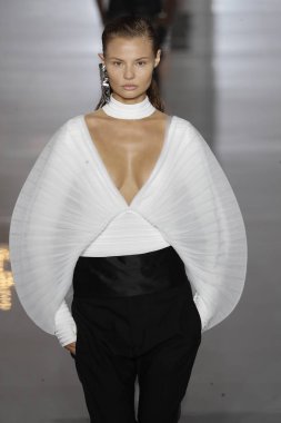 Paris, Fransa - 28 Eylül: Manken pist Balmain gösterisi sırasında Paris moda hafta kadın giyim ilkbahar/yaz 2019 kapsamında 28 Eylül 2018 Paris, Fransa'da yürür.