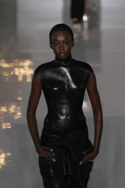 Paris, Fransa - 28 Eylül: Manken pist Balmain gösterisi sırasında Paris moda hafta kadın giyim ilkbahar/yaz 2019 kapsamında 28 Eylül 2018 Paris, Fransa'da yürür.