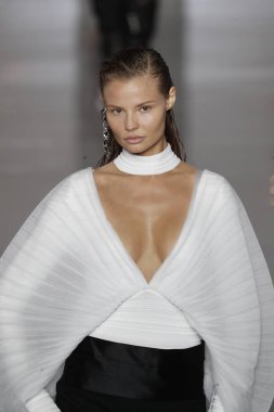 Paris, Fransa - 28 Eylül: Manken pist Balmain gösterisi sırasında Paris moda hafta kadın giyim ilkbahar/yaz 2019 kapsamında 28 Eylül 2018 Paris, Fransa'da yürür.