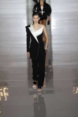 Paris, Fransa - 28 Eylül: Manken pist Balmain gösterisi sırasında Paris moda hafta kadın giyim ilkbahar/yaz 2019 kapsamında 28 Eylül 2018 Paris, Fransa'da yürür.