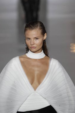 Paris, Fransa - 28 Eylül: Manken pist Balmain gösterisi sırasında Paris moda hafta kadın giyim ilkbahar/yaz 2019 kapsamında 28 Eylül 2018 Paris, Fransa'da yürür.