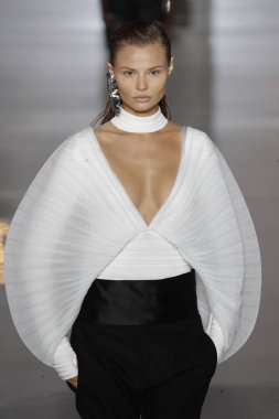 Paris, Fransa - 28 Eylül: Manken pist Balmain gösterisi sırasında Paris moda hafta kadın giyim ilkbahar/yaz 2019 kapsamında 28 Eylül 2018 Paris, Fransa'da yürür.