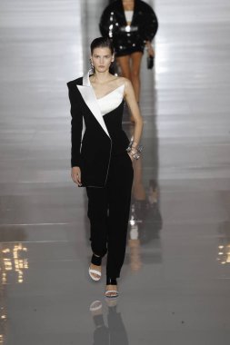 Paris, Fransa - 28 Eylül: Manken pist Balmain gösterisi sırasında Paris moda hafta kadın giyim ilkbahar/yaz 2019 kapsamında 28 Eylül 2018 Paris, Fransa'da yürür.