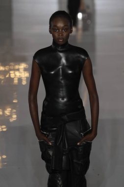 Paris, Fransa - 28 Eylül: Manken pist Balmain gösterisi sırasında Paris moda hafta kadın giyim ilkbahar/yaz 2019 kapsamında 28 Eylül 2018 Paris, Fransa'da yürür.