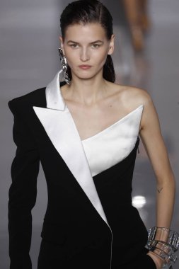 Paris, Fransa - 28 Eylül: Manken pist Balmain gösterisi sırasında Paris moda hafta kadın giyim ilkbahar/yaz 2019 kapsamında 28 Eylül 2018 Paris, Fransa'da yürür.