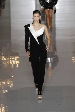Paris, Fransa - 28 Eylül: Manken pist Balmain gösterisi sırasında Paris moda hafta kadın giyim ilkbahar/yaz 2019 kapsamında 28 Eylül 2018 Paris, Fransa'da yürür.