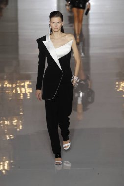 Paris, Fransa - 28 Eylül: Manken pist Balmain gösterisi sırasında Paris moda hafta kadın giyim ilkbahar/yaz 2019 kapsamında 28 Eylül 2018 Paris, Fransa'da yürür.