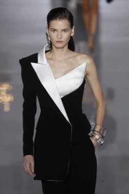 Paris, Fransa - 28 Eylül: Manken pist Balmain gösterisi sırasında Paris moda hafta kadın giyim ilkbahar/yaz 2019 kapsamında 28 Eylül 2018 Paris, Fransa'da yürür.