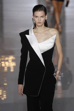 Paris, Fransa - 28 Eylül: Manken pist Balmain gösterisi sırasında Paris moda hafta kadın giyim ilkbahar/yaz 2019 kapsamında 28 Eylül 2018 Paris, Fransa'da yürür.