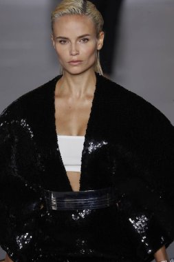 Paris, Fransa - 28 Eylül: Natasha Poly pist Balmain gösterisi sırasında Paris moda hafta kadın giyim ilkbahar/yaz 2019 kapsamında 28 Eylül 2018 Paris, Fransa'da yürür.