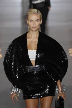 Paris, Fransa - 28 Eylül: Natasha Poly pist Balmain gösterisi sırasında Paris moda hafta kadın giyim ilkbahar/yaz 2019 kapsamında 28 Eylül 2018 Paris, Fransa'da yürür.