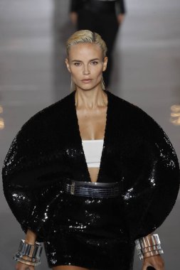 Paris, Fransa - 28 Eylül: Natasha Poly pist Balmain gösterisi sırasında Paris moda hafta kadın giyim ilkbahar/yaz 2019 kapsamında 28 Eylül 2018 Paris, Fransa'da yürür.