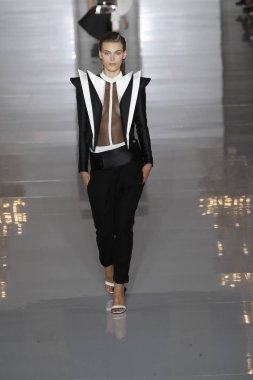 Paris, Fransa - 28 Eylül: Manken pist Balmain gösterisi sırasında Paris moda hafta kadın giyim ilkbahar/yaz 2019 kapsamında 28 Eylül 2018 Paris, Fransa'da yürür.