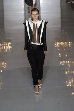 Paris, Fransa - 28 Eylül: Manken pist Balmain gösterisi sırasında Paris moda hafta kadın giyim ilkbahar/yaz 2019 kapsamında 28 Eylül 2018 Paris, Fransa'da yürür.