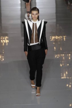 Paris, Fransa - 28 Eylül: Manken pist Balmain gösterisi sırasında Paris moda hafta kadın giyim ilkbahar/yaz 2019 kapsamında 28 Eylül 2018 Paris, Fransa'da yürür.