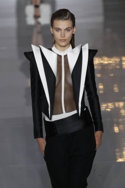 Paris, Fransa - 28 Eylül: Manken pist Balmain gösterisi sırasında Paris moda hafta kadın giyim ilkbahar/yaz 2019 kapsamında 28 Eylül 2018 Paris, Fransa'da yürür.