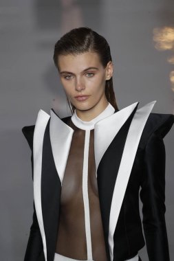 Paris, Fransa - 28 Eylül: Manken pist Balmain gösterisi sırasında Paris moda hafta kadın giyim ilkbahar/yaz 2019 kapsamında 28 Eylül 2018 Paris, Fransa'da yürür.