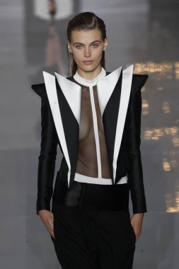 Paris, Fransa - 28 Eylül: Manken pist Balmain gösterisi sırasında Paris moda hafta kadın giyim ilkbahar/yaz 2019 kapsamında 28 Eylül 2018 Paris, Fransa'da yürür.