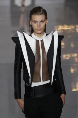 Paris, Fransa - 28 Eylül: Manken pist Balmain gösterisi sırasında Paris moda hafta kadın giyim ilkbahar/yaz 2019 kapsamında 28 Eylül 2018 Paris, Fransa'da yürür.