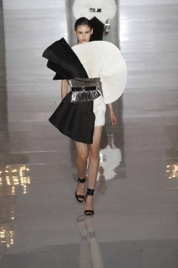 Paris, Fransa - 28 Eylül: Manken pist Balmain gösterisi sırasında Paris moda hafta kadın giyim ilkbahar/yaz 2019 kapsamında 28 Eylül 2018 Paris, Fransa'da yürür.