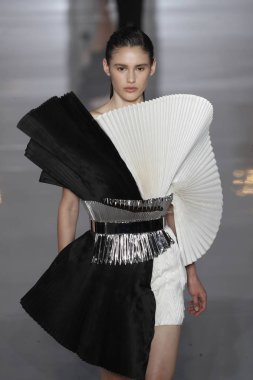 Paris, Fransa - 28 Eylül: Manken pist Balmain gösterisi sırasında Paris moda hafta kadın giyim ilkbahar/yaz 2019 kapsamında 28 Eylül 2018 Paris, Fransa'da yürür.