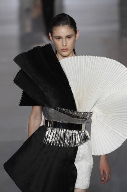 Paris, Fransa - 28 Eylül: Manken pist Balmain gösterisi sırasında Paris moda hafta kadın giyim ilkbahar/yaz 2019 kapsamında 28 Eylül 2018 Paris, Fransa'da yürür.