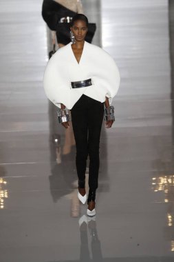 Paris, Fransa - 28 Eylül: Manken pist Balmain gösterisi sırasında Paris moda hafta kadın giyim ilkbahar/yaz 2019 kapsamında 28 Eylül 2018 Paris, Fransa'da yürür.