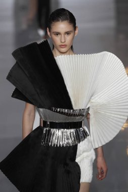 Paris, Fransa - 28 Eylül: Manken pist Balmain gösterisi sırasında Paris moda hafta kadın giyim ilkbahar/yaz 2019 kapsamında 28 Eylül 2018 Paris, Fransa'da yürür.