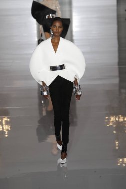 Paris, Fransa - 28 Eylül: Manken pist Balmain gösterisi sırasında Paris moda hafta kadın giyim ilkbahar/yaz 2019 kapsamında 28 Eylül 2018 Paris, Fransa'da yürür.