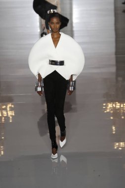 Paris, Fransa - 28 Eylül: Manken pist Balmain gösterisi sırasında Paris moda hafta kadın giyim ilkbahar/yaz 2019 kapsamında 28 Eylül 2018 Paris, Fransa'da yürür.