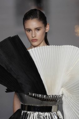 Paris, Fransa - 28 Eylül: Manken pist Balmain gösterisi sırasında Paris moda hafta kadın giyim ilkbahar/yaz 2019 kapsamında 28 Eylül 2018 Paris, Fransa'da yürür.