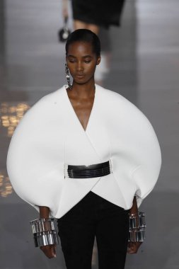 Paris, Fransa - 28 Eylül: Manken pist Balmain gösterisi sırasında Paris moda hafta kadın giyim ilkbahar/yaz 2019 kapsamında 28 Eylül 2018 Paris, Fransa'da yürür.