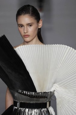 Paris, Fransa - 28 Eylül: Manken pist Balmain gösterisi sırasında Paris moda hafta kadın giyim ilkbahar/yaz 2019 kapsamında 28 Eylül 2018 Paris, Fransa'da yürür.