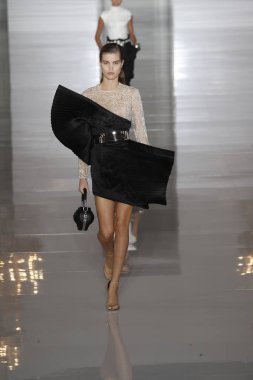 Paris, Fransa - 28 Eylül: Manken pist Balmain gösterisi sırasında Paris moda hafta kadın giyim ilkbahar/yaz 2019 kapsamında 28 Eylül 2018 Paris, Fransa'da yürür.