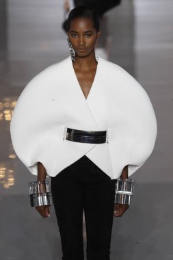Paris, Fransa - 28 Eylül: Manken pist Balmain gösterisi sırasında Paris moda hafta kadın giyim ilkbahar/yaz 2019 kapsamında 28 Eylül 2018 Paris, Fransa'da yürür.