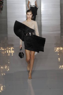Paris, Fransa - 28 Eylül: Manken pist Balmain gösterisi sırasında Paris moda hafta kadın giyim ilkbahar/yaz 2019 kapsamında 28 Eylül 2018 Paris, Fransa'da yürür.