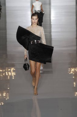 Paris, Fransa - 28 Eylül: Manken pist Balmain gösterisi sırasında Paris moda hafta kadın giyim ilkbahar/yaz 2019 kapsamında 28 Eylül 2018 Paris, Fransa'da yürür.