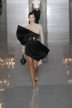 Paris, Fransa - 28 Eylül: Manken pist Balmain gösterisi sırasında Paris moda hafta kadın giyim ilkbahar/yaz 2019 kapsamında 28 Eylül 2018 Paris, Fransa'da yürür.