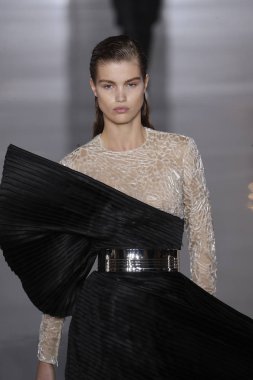 Paris, Fransa - 28 Eylül: Manken pist Balmain gösterisi sırasında Paris moda hafta kadın giyim ilkbahar/yaz 2019 kapsamında 28 Eylül 2018 Paris, Fransa'da yürür.