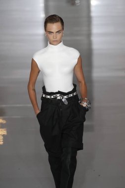 Paris, Fransa - 28 Eylül: Cara Delevingne pist Balmain gösterisi sırasında Paris moda hafta kadın giyim ilkbahar/yaz 2019 kapsamında 28 Eylül 2018 Paris, Fransa'da yürür.