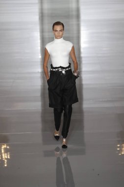 Paris, Fransa - 28 Eylül: Cara Delevingne pist Balmain gösterisi sırasında Paris moda hafta kadın giyim ilkbahar/yaz 2019 kapsamında 28 Eylül 2018 Paris, Fransa'da yürür.