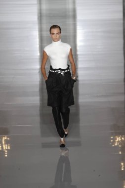 Paris, Fransa - 28 Eylül: Cara Delevingne pist Balmain gösterisi sırasında Paris moda hafta kadın giyim ilkbahar/yaz 2019 kapsamında 28 Eylül 2018 Paris, Fransa'da yürür.