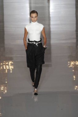 Paris, Fransa - 28 Eylül: Cara Delevingne pist Balmain gösterisi sırasında Paris moda hafta kadın giyim ilkbahar/yaz 2019 kapsamında 28 Eylül 2018 Paris, Fransa'da yürür.