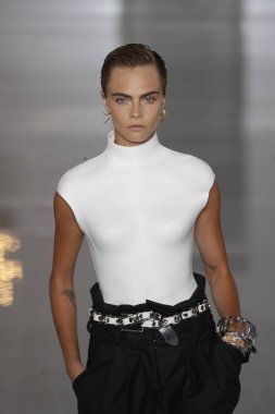 Paris, Fransa - 28 Eylül: Cara Delevingne pist Balmain gösterisi sırasında Paris moda hafta kadın giyim ilkbahar/yaz 2019 kapsamında 28 Eylül 2018 Paris, Fransa'da yürür.