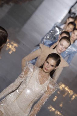Paris, Fransa - 28 Eylül: Modelleri pist finale Balmain gösterisi sırasında Paris moda hafta kadın giyim ilkbahar/yaz 2019 kapsamında 28 Eylül 2018 Paris, Fransa'da walk on.