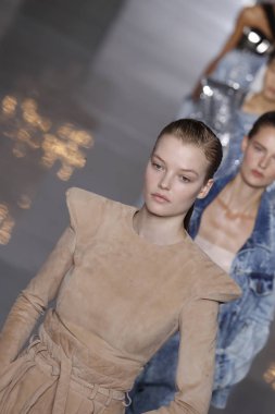 Paris, Fransa - 28 Eylül: Modelleri pist finale Balmain gösterisi sırasında Paris moda hafta kadın giyim ilkbahar/yaz 2019 kapsamında 28 Eylül 2018 Paris, Fransa'da walk on.