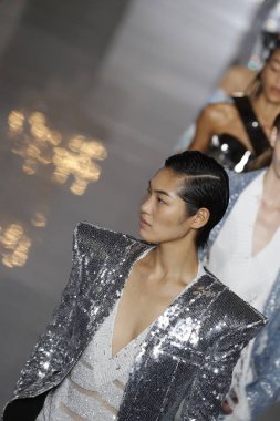 Paris, Fransa - 28 Eylül: Modelleri pist finale Balmain gösterisi sırasında Paris moda hafta kadın giyim ilkbahar/yaz 2019 kapsamında 28 Eylül 2018 Paris, Fransa'da walk on.