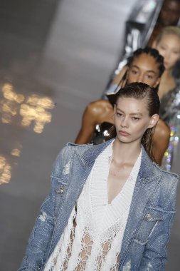 Paris, Fransa - 28 Eylül: Modelleri pist finale Balmain gösterisi sırasında Paris moda hafta kadın giyim ilkbahar/yaz 2019 kapsamında 28 Eylül 2018 Paris, Fransa'da walk on.