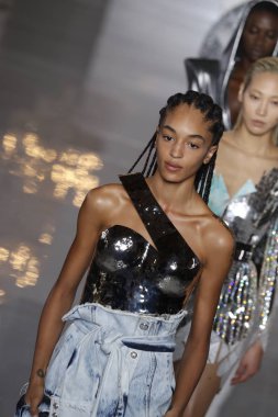 Paris, Fransa - 28 Eylül: Modelleri pist finale Balmain gösterisi sırasında Paris moda hafta kadın giyim ilkbahar/yaz 2019 kapsamında 28 Eylül 2018 Paris, Fransa'da walk on.